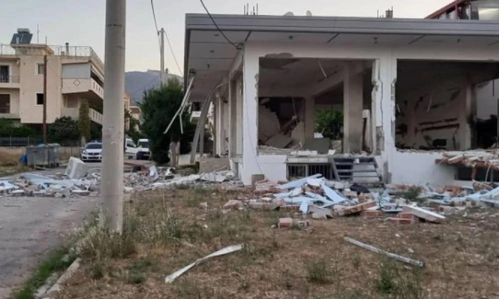 Μενίδι: Βρήκαν βαν με λαθραία τσιγάρα στο υπόγειο του ξυλουργείου που ισοπεδώθηκε